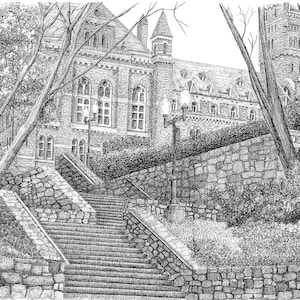 Peut inclure: Un dessin à l'encre noire et blanche d'un escalier en pierre menant à un bâtiment avec une haute tour. Le bâtiment a une façade en brique et de nombreuses fenêtres. Il y a des arbres et des buissons au premier plan.