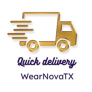 Może przedstawiać: Złota ikona ciężar&oacute;wki dostawczej z liniami prędkości, symbolizująca szybką wysyłkę. Tekst "Quick delivery" jest w ciemnofioletowym skrypcie, z "WearNovaTX" poniżej.