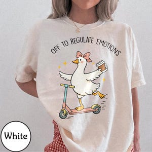 Camiseta "A regular las emociones", camiseta divertida de ganso sobre salud mental, regalo para amantes del café con un lindo pato, camiseta estética de autocuidado, camiseta con cita sarcástica