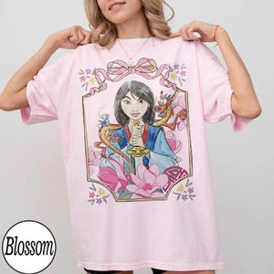 Koszulka Mulan, koszulka retro z księżniczką Mulan i Mushu, koszulka vintage z napisem „Przynieś nam wszystkim honor”, prezent Mushu Cri-Kee, ubrania dla księżniczek Disneya z motywem magicznego królestwa