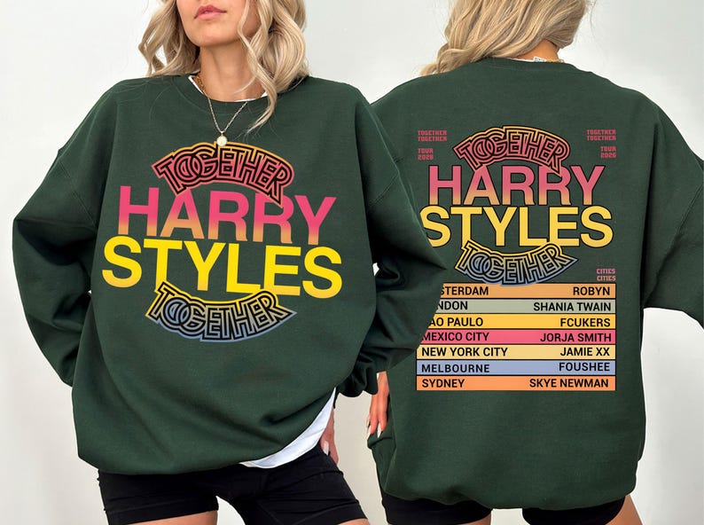 Pu&ograve; includere: Una felpa girocollo verde scuro con una stampa grafica. La parte anteriore mostra il testo HARRY STYLES TOGETHER in rosa e giallo. Il retro presenta lo stesso testo con un elenco di citt&agrave; e nomi tra cui Amsterdam, London e Shania Twain.