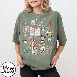 K&ouml;nnte beinhalten: Rustikales Holzschild mit dem Text "Welcome to our home" in handschriftlichem Stil. Das Schild hat eine Used-Optik und ein schlichtes, einladendes Design, perfekt f&uuml;r eine Veranda oder einen Eingangsbereich.