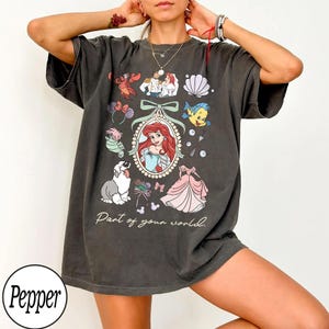 Camiseta "Parte de tu mundo", camiseta retro de la sirena Ariel, top vintage de la princesa Ariel Eric, regalo bajo el mar, ropa de vacaciones del Reino Mágico imagen 2