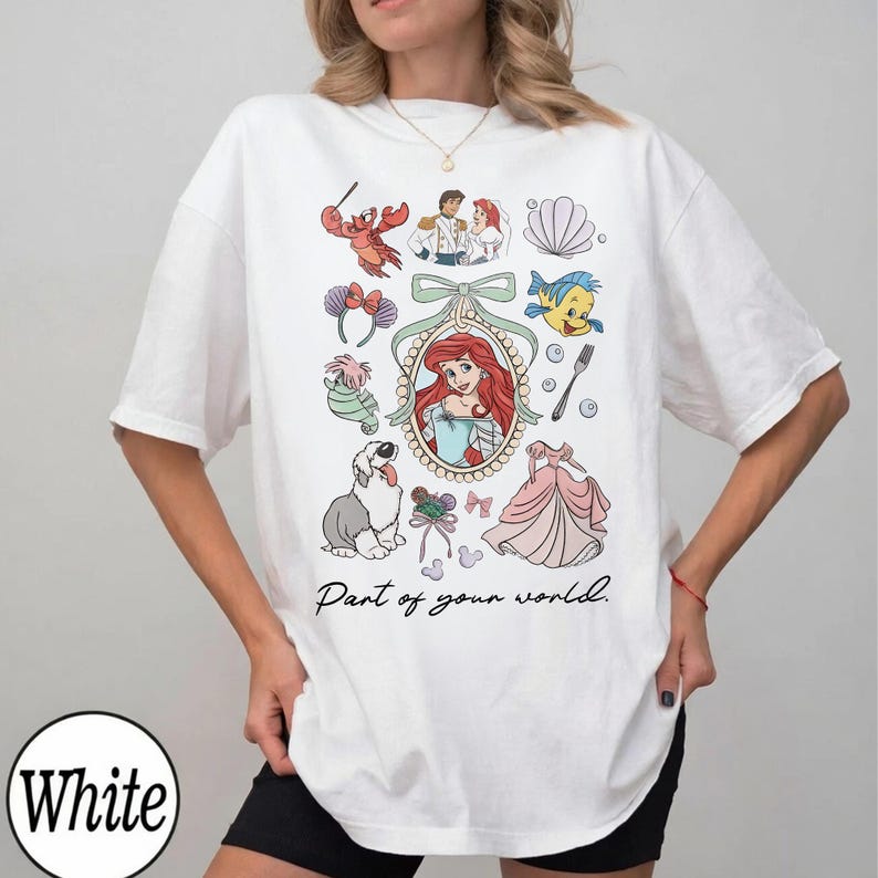 Puede incluir: Una taza de cer&aacute;mica blanca con asa negra y el texto "But First, Coffee" en negrita negra. La taza se encuentra sobre un fondo borroso, sugiriendo un ambiente acogedor.