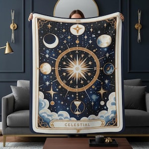 Peut inclure: Une couverture bleu marine sur le thème céleste avec un motif détaillé d'étoiles, de lunes et d'une rose des vents centrale. La couverture a une bordure blanche avec des accents dorés et le mot "CELESTIAL" en bas. La couverture est en matière douce.