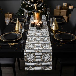 Puede incluir: Una mesa festiva con una mesa negra, adornada con un camino de mesa con motivos de reloj, platos negros con bordes dorados y copas de champán. Un árbol de Navidad y velas contribuyen al ambiente festivo.