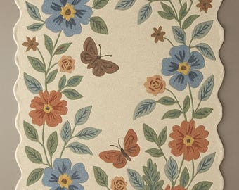Blommig matta: Beige, blå, orange blommor och fjärilar - vågig kant