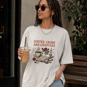 Camiseta Coffee Crime and Chapters | Camiseta Literaria Misterio | Ropa Unisex Bookworm | Regalo True Crime para Amantes de Libro