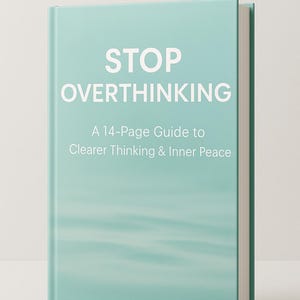 Puede incluir: Un libro de tapa dura con la portada de color verde agua. El título "STOP OVERTHINKING" en blanco, con el subtítulo "A 14-Page Guide to Clearer Thinking & Inner Peace".