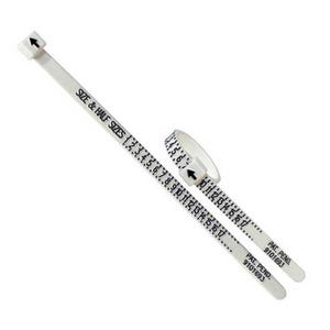 Pode incluir: Um medidor de anel branco e uma vareta de medição de anel branca com números e texto pretos. O texto diz "SIZE & HALF SIZES" e "PAT. PEND. 9101693". O medidor de anel tem uma seta indicando o tamanho. A vareta tem tamanhos 1-17.