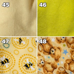 Puede incluir: Un collage de cuatro partes de muestras de tela numeradas del 45 al 48. La muestra 45 es de color amarillo p&aacute;lido s&oacute;lido, la 46 es verde lima s&oacute;lido, la 47 presenta un patr&oacute;n amarillo con abejas y motivos circulares, y la 48 muestra osos.