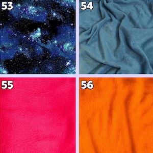Puede incluir: Una cuadr&iacute;cula de cuatro muestras de tela numeradas del 53 al 56. La muestra 53 presenta un estampado de galaxia en azul oscuro y negro con estrellas blancas. La muestra 54 es una tela azul polvoriento s&oacute;lida. La 55 es rosa brillante y la 56 naranja.