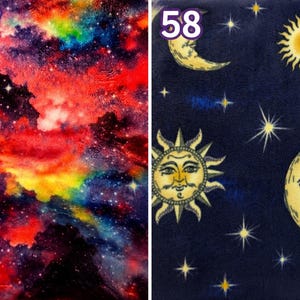 Puede incluir: Dos muestras de tela etiquetadas 57 y 58. La muestra 57 presenta un estampado de galaxia vibrante con nubes arremolinadas de color rojo, naranja, amarillo, azul y morado salpicadas de estrellas blancas. La muestra 58 muestra un fondo azul oscuro.