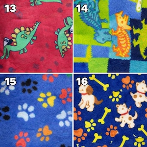Puede incluir: Un collage de cuatro paneles de patrones de tela polar. El panel 13 presenta dinosaurios verdes sobre un fondo rojo. El panel 14 muestra esqueletos de dinosaurios naranjas y azules sobre una cuadr&iacute;cula verde y azul. El panel 15 muestra huellas.