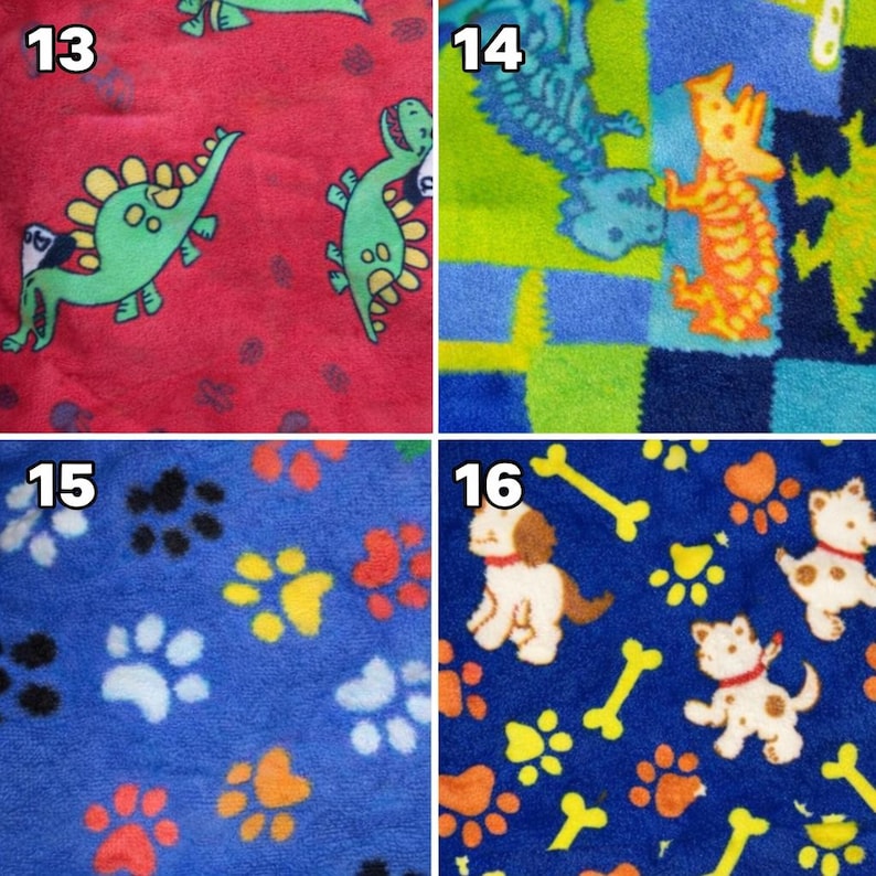 Puede incluir: Un collage de cuatro paneles de patrones de tela polar. El panel 13 presenta dinosaurios verdes sobre un fondo rojo. El panel 14 muestra esqueletos de dinosaurios naranjas y azules sobre una cuadr&iacute;cula verde y azul. El panel 15 muestra huellas.