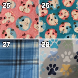 Puede incluir: Un collage de cuatro paneles de telas. El panel 25 muestra tela rosa con caras de cobayas. El panel 26 muestra tela azul verdoso con caras de cobayas. El panel 27 muestra tela de cuadros azules. El panel 28 muestra tela gris con huellas.