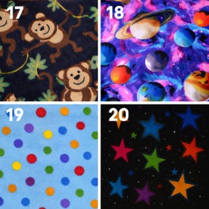 Puede incluir: Un collage de cuatro patrones de tela: 17 presenta monos marrones sobre un fondo oscuro con hojas verdes; 18 muestra una escena espacial colorida con planetas y estrellas; 19 muestra lunares multicolores sobre azul claro; 20 tiene estrellas sobre negro.