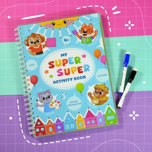Puede incluir: Un libro de actividades con espiral, con una cubierta azul claro que presenta animales de dibujos animados y el texto "MY SUPER SUPER ACTIVITY BOOK". Incluye ilustraciones coloridas y el texto "COLORS AND SHAPES", "LOGIC", "COUNTING", "DRAWING", "WRITING PREPARATION" y "EXPLORING". Se ven dos rotuladores.