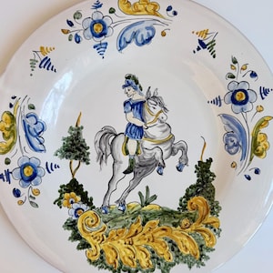 Assiette murale en céramique Talavera espagnole, motif cheval et cavalier, peinte à la main, bleu, jaune et vert, style vintage espagnol, 30 cm.