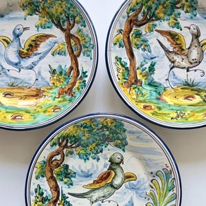Juego de 3 platos de Talavera española con diseño de pájaros, platos de pared de cerámica pintados a mano, mayólica española vintage, decoración de arte popular europeo.