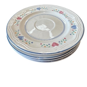 Puede incluir: Una tabla de cortar de madera hecha a mano con un acabado natural. La tabla rectangular tiene un canal para jugos y un asa. Dimensiones aproximadas: 45 cm de largo, 30 cm de ancho y 2,5 cm de grosor.