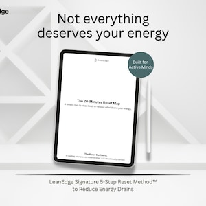 Puede incluir: Una tableta digital muestra "The 20-Minutes Reset Map" con un lápiz óptico. El texto "Not everything deserves your energy" está encima de la tableta. El logotipo de LeanEdge y "Built for Active Minds" también son visibles. La imagen promueve un método de 5 pasos.