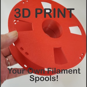 Può includere: Una bobina di filamento per stampa 3D rossa con la scritta "3D PRINT" e "Your Own Filament Spools!". La bobina ha diverse sezioni ritagliate ed è tenuta da una mano. Il prodotto è per la stampa 3D.