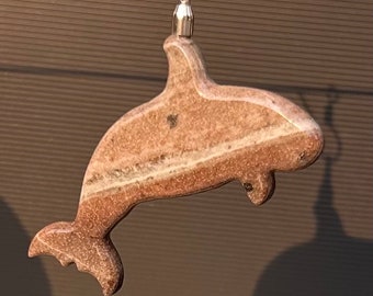 Ciondolo da spiaggia a forma di orca su roccia