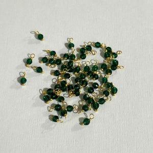 Puede incluir: Un juego de tres tazas de cerámica con un acabado mate moteado. Las tazas son de color crema, gris claro y gris oscuro. Cada taza tiene un diseño simple y minimalista y un asa redondeada.