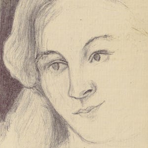 以下が含まれることがあります： 鉛筆スケッチで描かれた女性の顔。グレーの色合いで表現されています。肖像画は横顔を捉え、目、鼻、唇に焦点を当てています。女性の髪は柔らかいウェーブでスタイリングされています。作品はクリーム色の紙に描かれています。