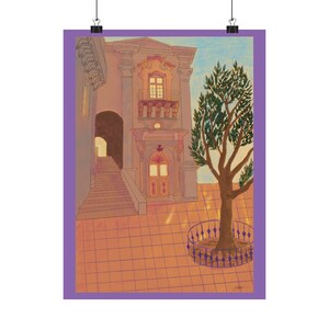 以下が含まれることがあります： バルコニー、アーチ型のドア、木のある建物のカラフルなプリント。建物は、ピーチとタンの色合いで塗装され、背景には青い空があります。木は緑の葉と茶色の幹を持っています。プリントは紫色の枠で囲まれています。