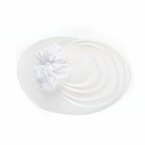 Peut inclure: Chapeau blanc &agrave; large bord orn&eacute; d'une fleur d&eacute;corative en tissu superpos&eacute;. Le chapeau pr&eacute;sente un design circulaire avec un voile ondul&eacute; transparent, cr&eacute;ant un look &eacute;l&eacute;gant. Id&eacute;al pour les occasions sp&eacute;ciales.