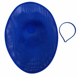 Peut inclure: Un chapeau bleu roi et un serre-t&ecirc;te assorti. Le chapeau ovale est en tissu maill&eacute; avec un petit d&eacute;tail circulaire au centre. Le serre-t&ecirc;te est une fine bande bleue unie.