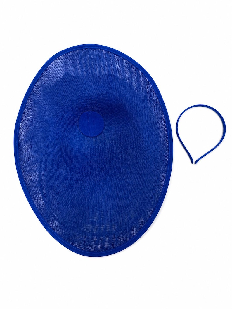 Peut inclure: Un chapeau bleu roi et un serre-t&ecirc;te assorti. Le chapeau ovale est en tissu maill&eacute; avec un petit d&eacute;tail circulaire au centre. Le serre-t&ecirc;te est une fine bande bleue unie.