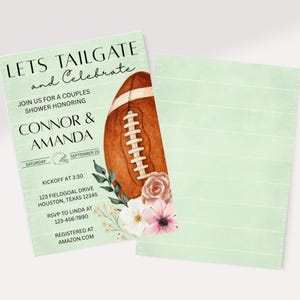 Puede incluir: Una invitación verde claro con el texto "LETS TAILGATE and Celebrate" y detalles para una fiesta de bienvenida en honor a Connor & Amanda. Un balón de fútbol en acuarela y adornos florales decoran la invitación. La invitación está impresa sobre un fondo verde claro.