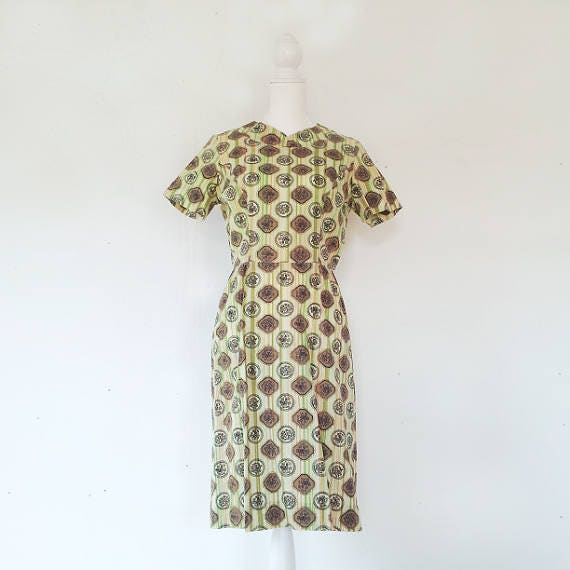 1950s Novelty Print Dress Vintage Day Dress Sheat… - image 1