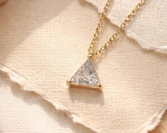 Collana con ciondolo triangolare minimalista in zirconia cubica, regalo di gioielli delicati, anniversario in oro, gioielli per San Valentino, set regalo per fidanzate