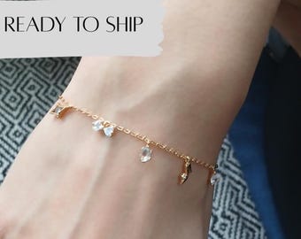 Bracciale in labradorite e spinello, ciondolo per scarpe in oro 9 carati, regalo minimalista per la fidanzata per San Valentino, idea regalo premurosa per neomamme, gioielli per lei