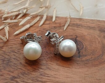 Orecchini a bottone con perle, gioielli da sposa in argento sterling con moissanite, orecchini da damigella d'onore, regalo per il suo anniversario, orecchini a bottone con perle, regalo con uno scopo