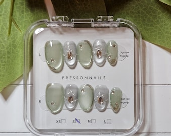 Uñas postizas verde salvia / Acentos perlados plateados / Uñas postizas reutilizables