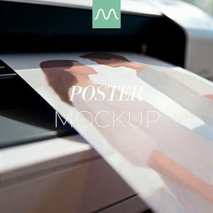 Può includere: Un foglio di carta bianco che esce da una stampante con un'illustrazione dai toni tenui di due figure l'una di fronte all'altra. Il testo POSTER MOCKUP è stampato in bianco sull'immagine, con un quadratino verde con una M bianca sopra.