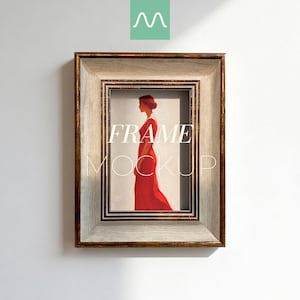 Puede incluir: Un marco rectangular con acabado de madera clara desgastada y borde interior dorado oscuro. Dentro del marco hay una ilustración de una figura con un vestido rojo largo vista de perfil. El texto "FRAME MOCKUP" está superpuesto en color blanco.