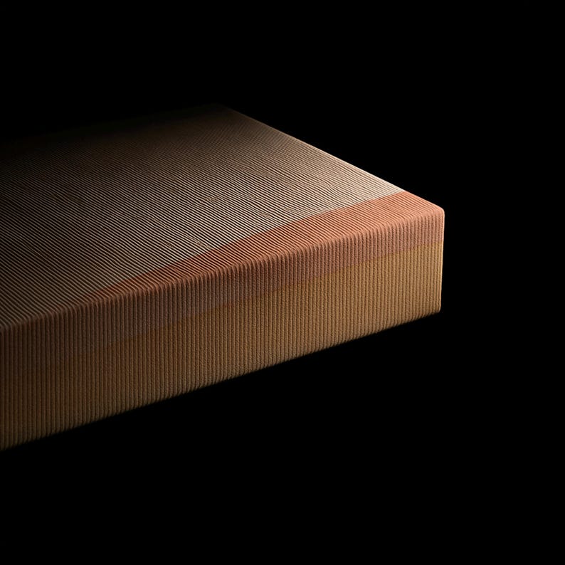 Puede incluir: Un bloque rectangular con una textura fina, acanalada y vertical. La superficie superior es de color beige claro, que transiciona a una fina banda horizontal de color melocot&oacute;n suave, seguida de una base m&aacute;s ancha y s&oacute;lida en tono bronceado.
