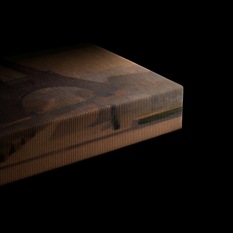 Puede incluir: Un lienzo rectangular con una superficie texturizada y acanalada que presenta una imagen impresa en tonos marr&oacute;n, bronceado y verde oscuro. El lienzo tiene un borde grueso y estructurado y se muestra sobre un fondo negro s&oacute;lido.