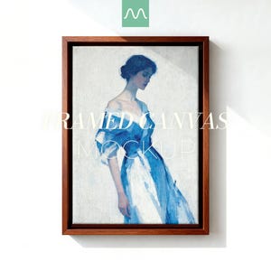 Pode incluir: Uma tela emoldurada apresentando uma pintura impressionista de uma figura com um vestido azul sobre um fundo claro. A obra de arte está dentro de uma moldura de madeira castanho-escura. O texto "FRAMED CANVAS MOCKUP" está sobreposto à imagem.