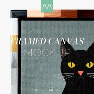 Puede incluir: Maqueta de lienzo enmarcado con una ilustración de un gato negro con ojos amarillos y nariz rosa. El lienzo se muestra en un marco negro con una parte superior de madera. Se muestra el texto "FRAMED CANVAS MOCKUP".