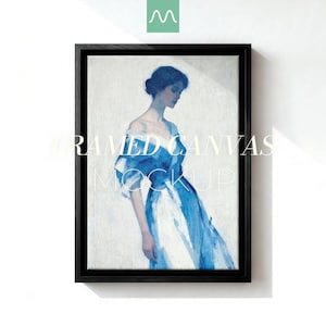 Könnte beinhalten: Ein gerahmter Leinwanddruck mit einem impressionistischen Gemälde einer Figur in einem blau-weißen Kleid. Das Kunstwerk befindet sich in einem dünnen schwarzen Rahmen. Der Text FRAMED CANVAS MOCKUP ist in Weiß mittig über das Bild gelegt.