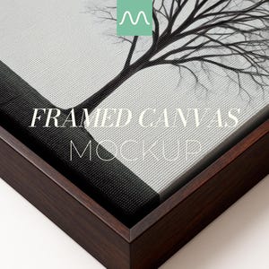 Puede incluir: Una maqueta de lienzo enmarcado con un gráfico en blanco y negro de un árbol sin hojas. El lienzo está colocado dentro de un marco de madera de color marrón oscuro. El texto "FRAMED CANVAS MOCKUP" está impreso en blanco en el centro.