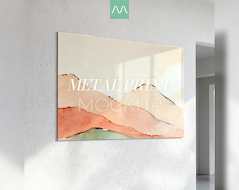 Puede incluir: Una impresión en metal rectangular que muestra un paisaje abstracto en acuarela de colinas superpuestas en tonos melocotón, terracota y verde apagado. El texto METAL PRINT MOCKUP está centrado en la superficie en letras mayúsculas blancas.