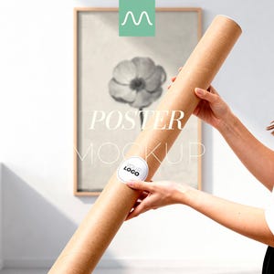 Può includere: Un mockup di poster con una stampa floreale incorniciata con le parole "POSTER MOCKUP" sovrapposte. Un poster arrotolato è tenuto davanti alla stampa, con un adesivo con il logo. Il poster è marrone.